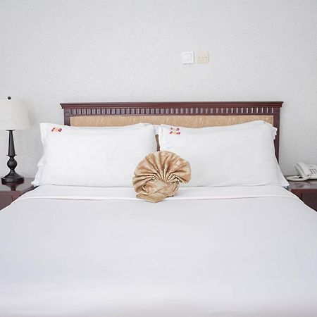 Hotel Hibiscus Louis Либревил Екстериор снимка