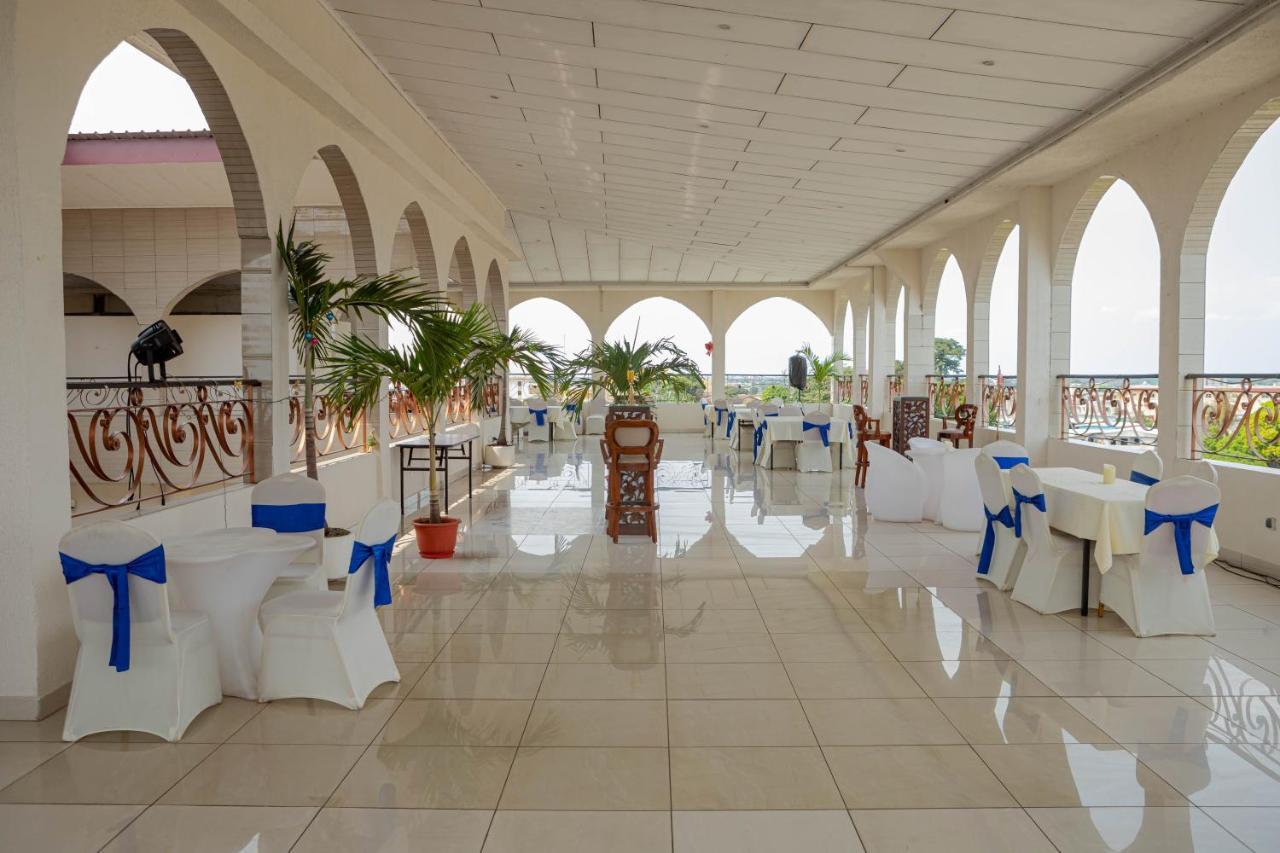Hotel Hibiscus Louis Либревил Екстериор снимка