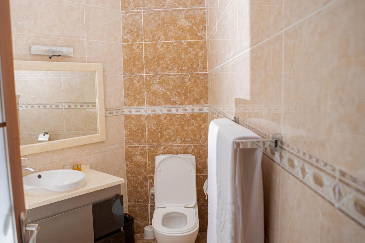 Hotel Hibiscus Louis Либревил Екстериор снимка