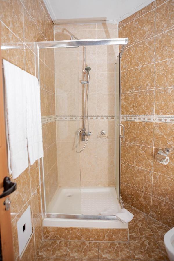 Hotel Hibiscus Louis Либревил Екстериор снимка