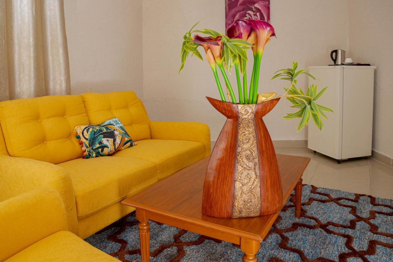 Hotel Hibiscus Louis Либревил Екстериор снимка