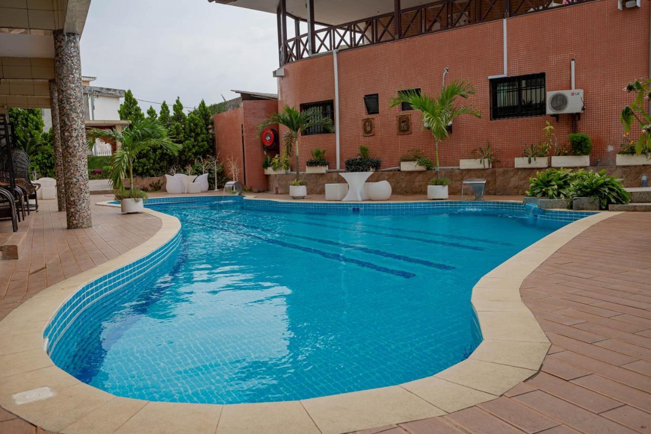 Hotel Hibiscus Louis Либревил Екстериор снимка