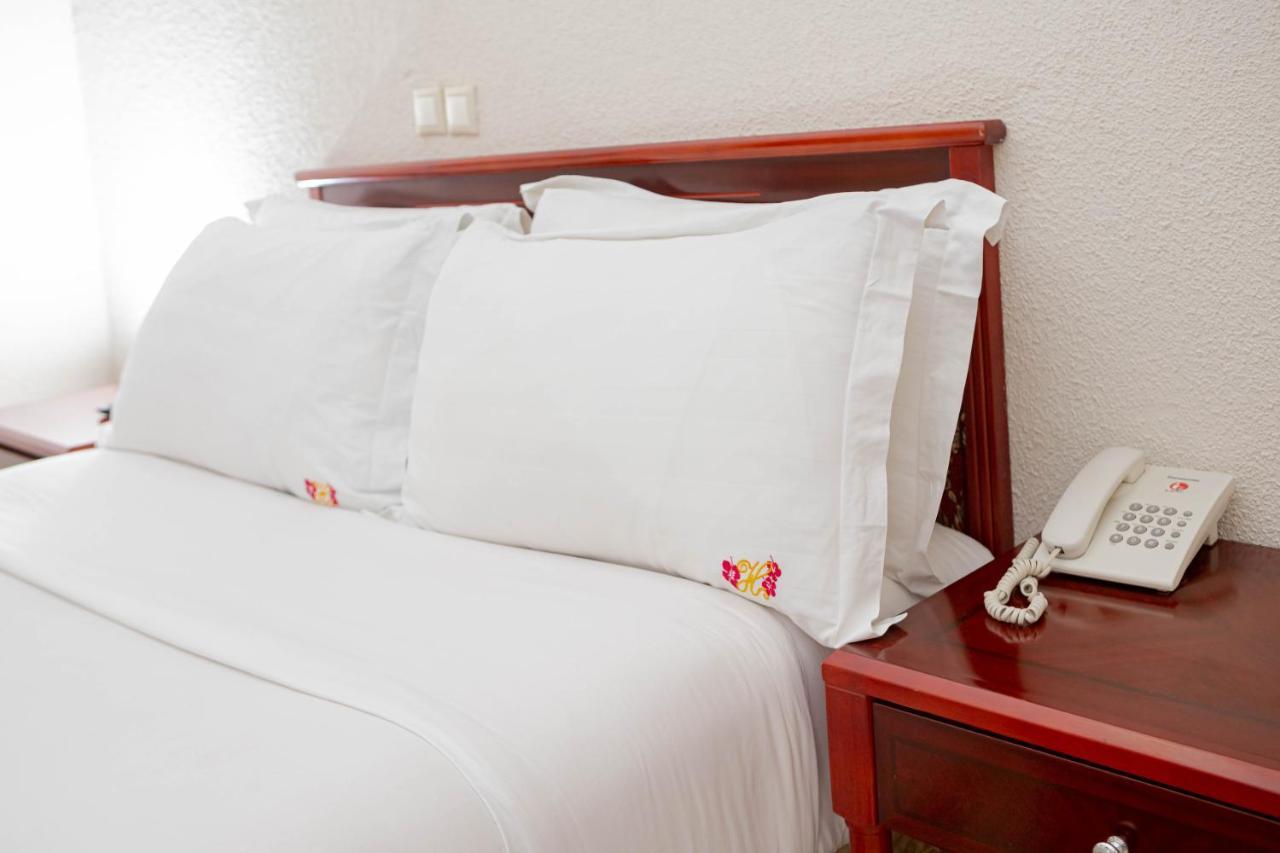 Hotel Hibiscus Louis Либревил Екстериор снимка