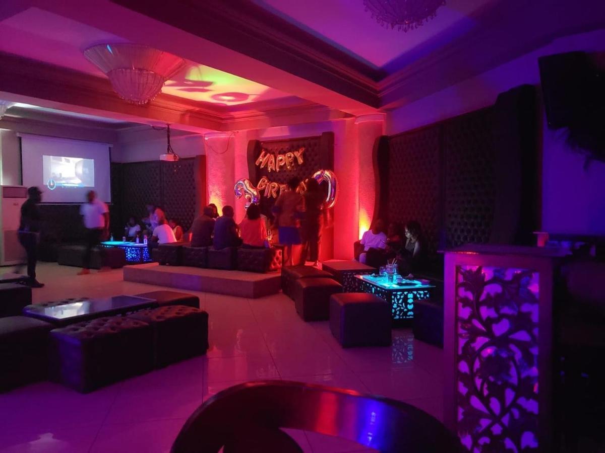 Hotel Hibiscus Louis Либревил Екстериор снимка