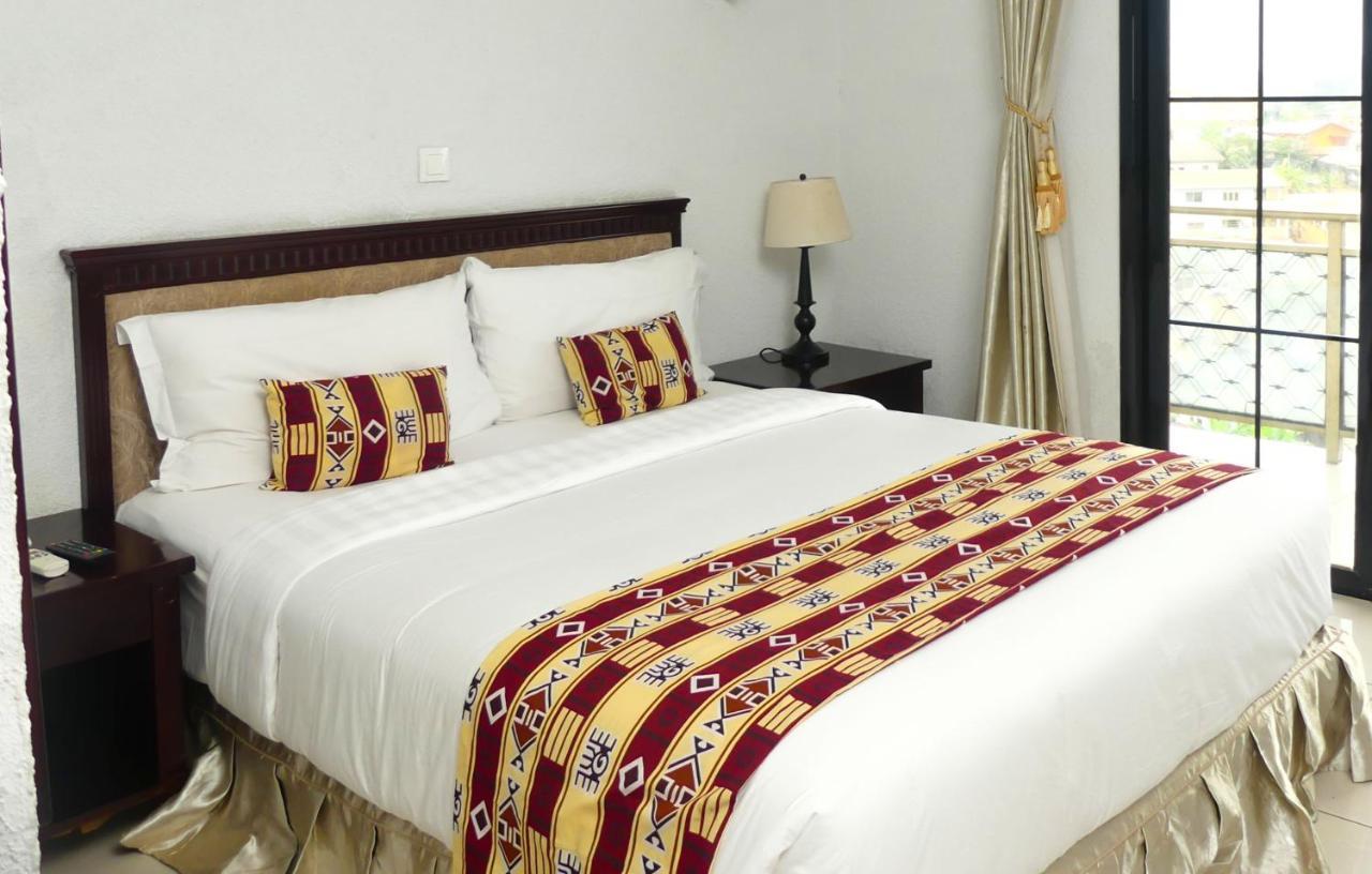 Hotel Hibiscus Louis Либревил Екстериор снимка