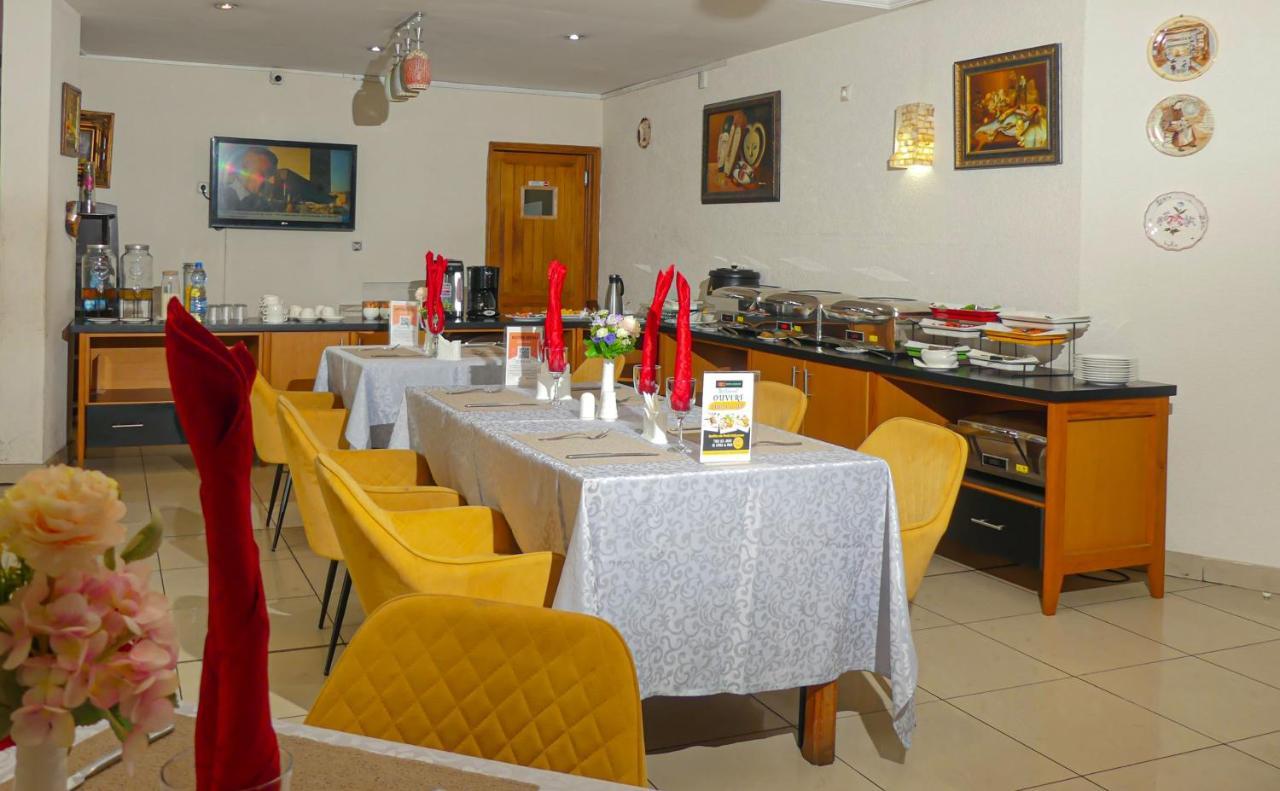 Hotel Hibiscus Louis Либревил Екстериор снимка