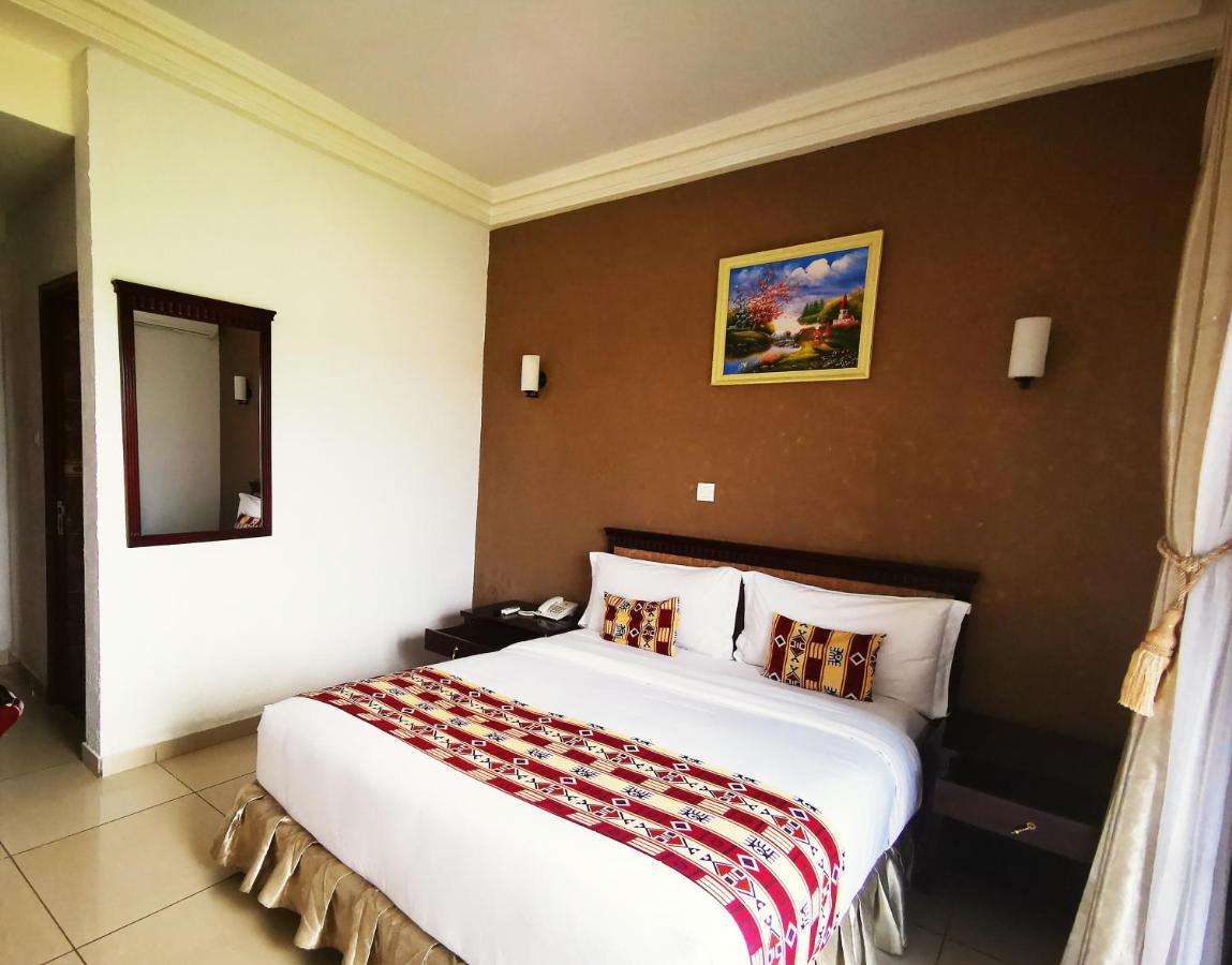 Hotel Hibiscus Louis Либревил Екстериор снимка